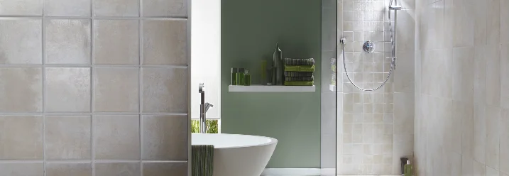 Modernes Badezimmer mit Dusche und Badewanne